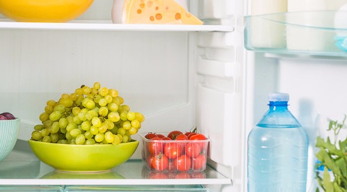 Vue sur l’intérieur d'un frigo, réfrigérateur ouvert 