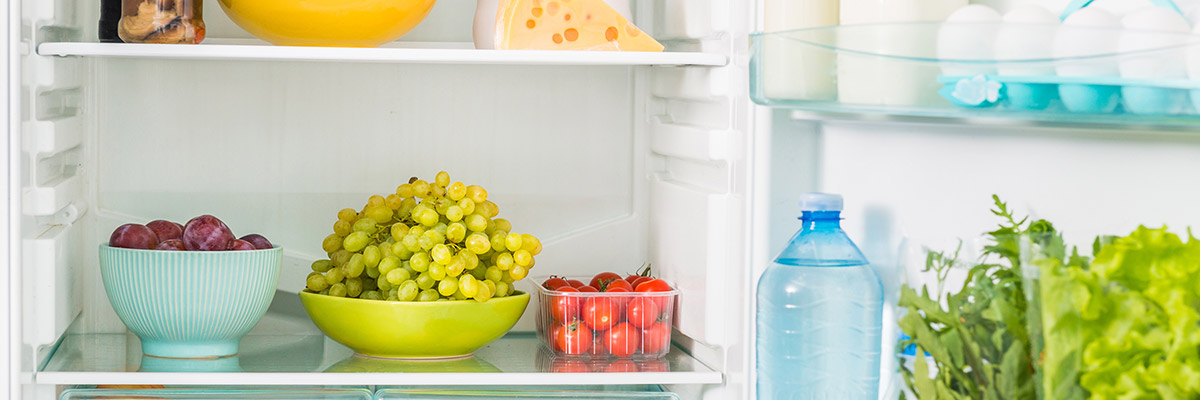 Vue sur l’intérieur d'un frigo, réfrigérateur ouvert 