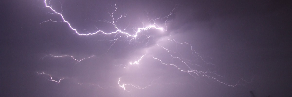 Un orage illumine le ciel