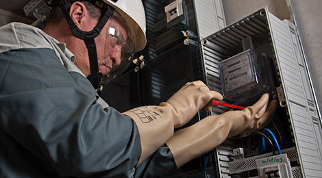 un technicien ORES en train de travailler sur un compteur