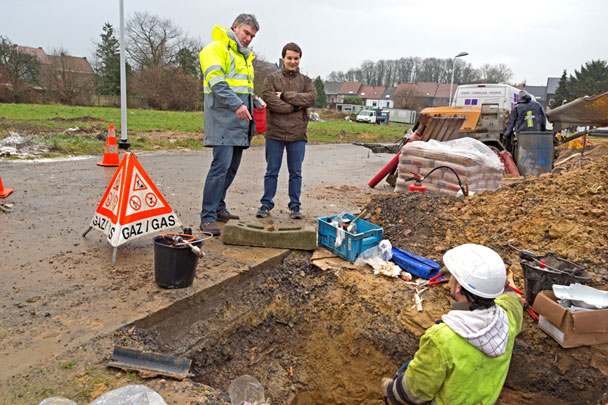 trois hommes en train de travailler dans un trou pour des travaux gaz