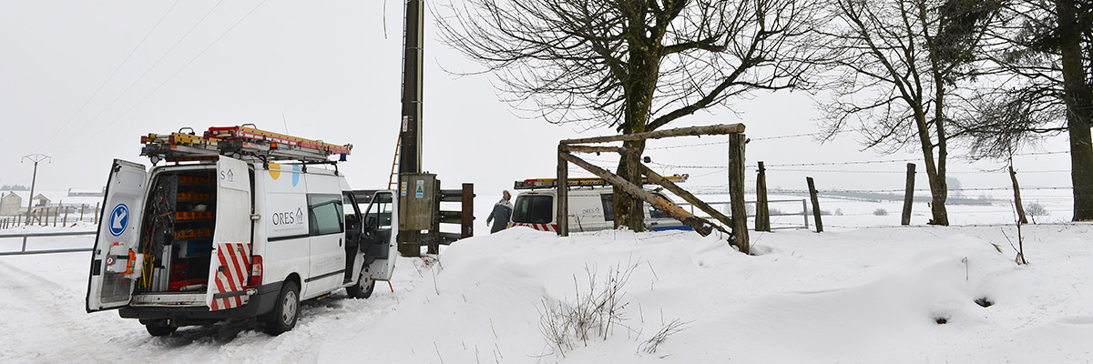 une camionnette ORES au milieu de la neige 