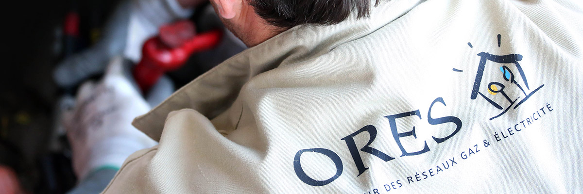 Gros plan sur le dos de la veste d'un collaborateur ORES logo ORES