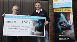 Remise d'un chèque de 1.500 €à la gagnate du concours gaz naturel d'ORES