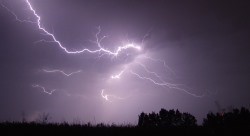 Un orage illumine le ciel